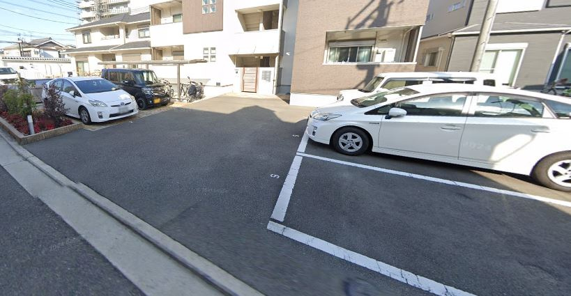 イノベーション鳳の駐車場