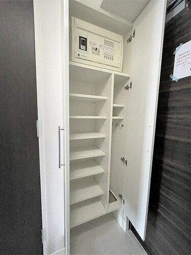 ライオンズクオーレ池袋ソシアのその他|下足入（玄関）