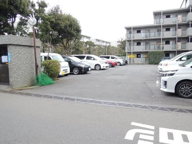 イーストパーク胡録台の駐車場
