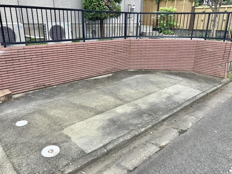 横川町戸建の駐車場
