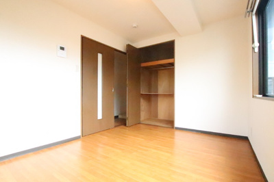 明るい日差しの差し込むお部屋です♪