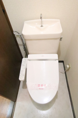 温水洗浄便座のあるトイレスペースです♪