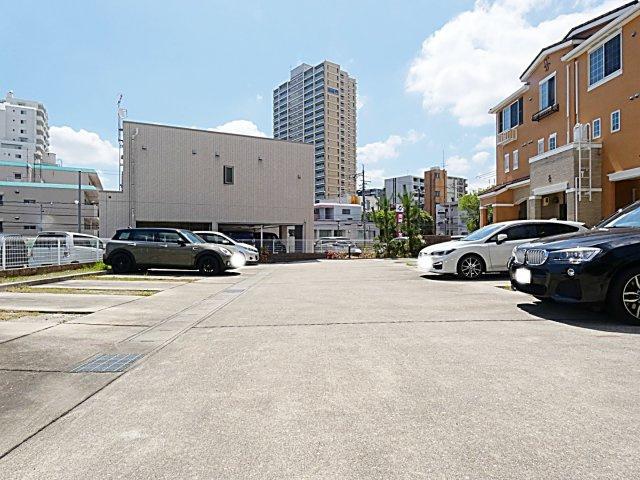 サンワードの駐車場