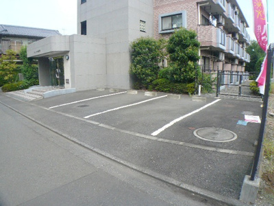 ★敷地内駐車場★（空き状況・使用料等詳細はご確認下さい）