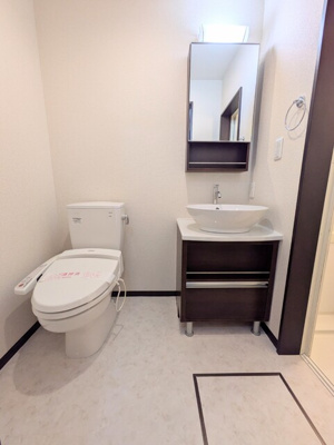トイレと洗面所になります☆
