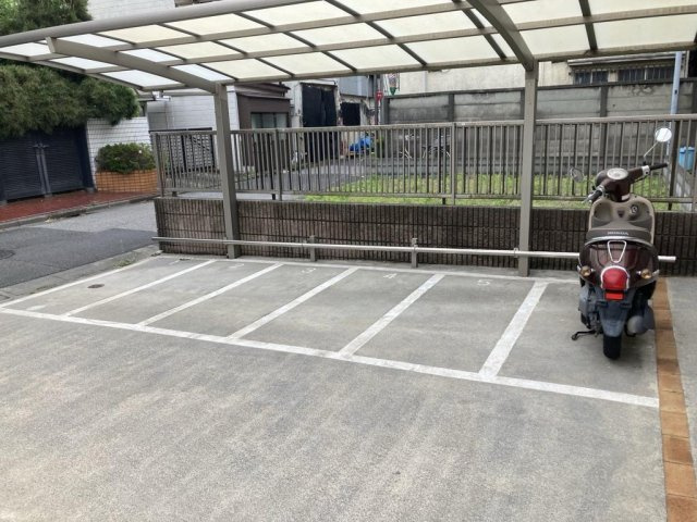 ＫＮハウス五反野　Ａの設備|B棟内のバイク駐輪場