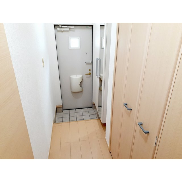 各務原市川島松原町のアパートの玄関