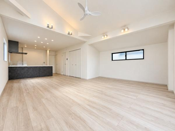 相模原市南区上鶴間８丁目の新築一戸建の居間・リビング|窓からは明るい光が差し込みます！
電気をつけなくても明るいです。