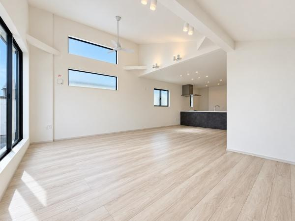 相模原市南区上鶴間８丁目の新築一戸建の居間・リビング|吹抜けがある明るいリビング♪
解放感がありのびのび生活できます！