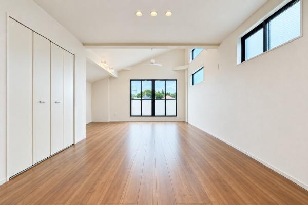 相模原市南区上鶴間８丁目の新築一戸建の居間・リビング|家族が自然と集まるリビングは
落ち着きのある空間です♪