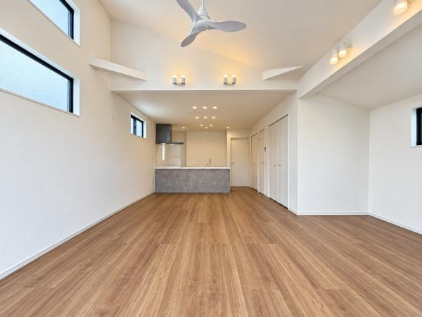 相模原市南区上鶴間８丁目の新築一戸建の居間・リビング|吹抜けがある明るいリビング♪
解放感がありのびのび生活できます！