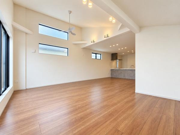 相模原市南区上鶴間８丁目の新築一戸建の居間・リビング|収納もあり便利です
