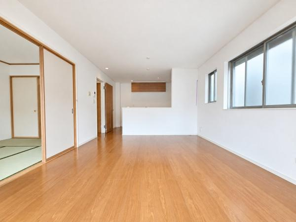 横浜市鶴見区馬場４丁目の中古一戸建の居間・リビング|自慢したくなるリビング！
形も良く家具の配置にも困りません。
※家具等はCGでの参考レイアウトです。