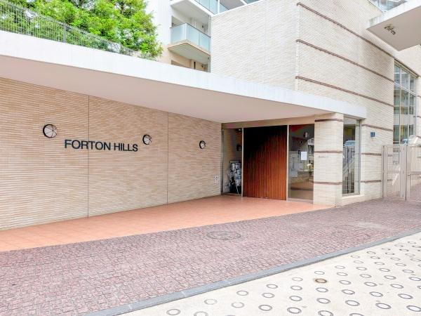 フォートンヒルズＤ棟のエントランス|清掃もしっかりとされたマンションです。
安心・安全・快適にお過ごしください