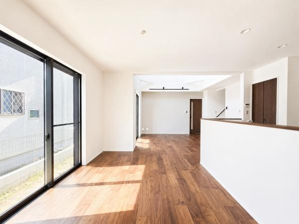 横浜市磯子区洋光台４丁目の新築一戸建の居間・リビング|自慢したくなるリビング！
形も良く家具の配置にも困りません。
※家具等はＣＧでの参考レイアウトです。