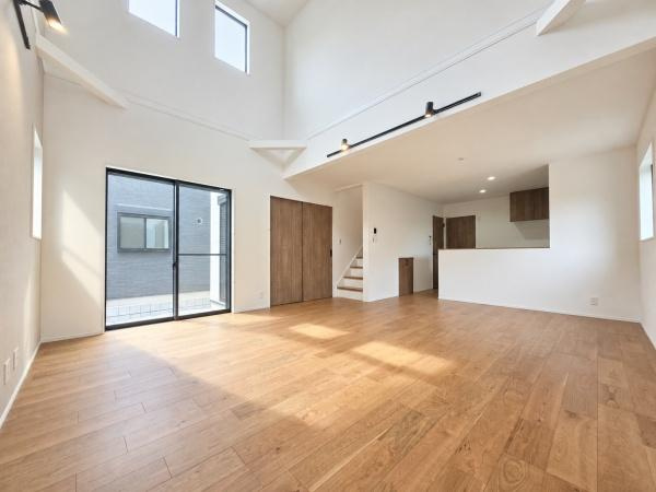 横浜市磯子区洋光台４丁目の新築一戸建の居間・リビング|吹抜けがある明るいリビング♪
解放感がありのびのび生活できます！