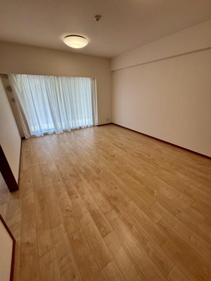 【居間・リビング】 | 【29・30日見学可】リーデンススクエア草加松原 | 日当たり良好な15.3帖のリビング♪