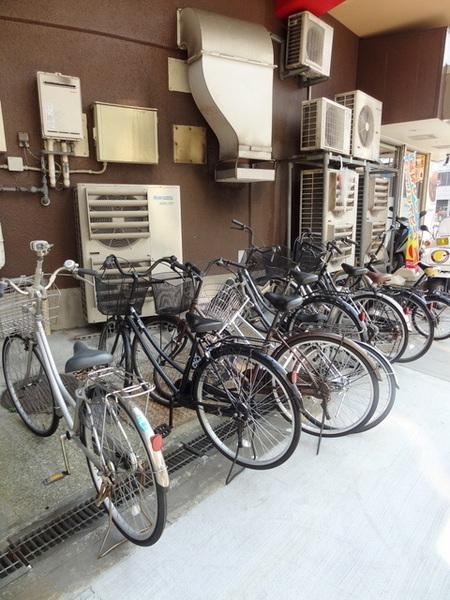 シャロウズイン中瀬のエントランス|★１階にはカレー屋さん★