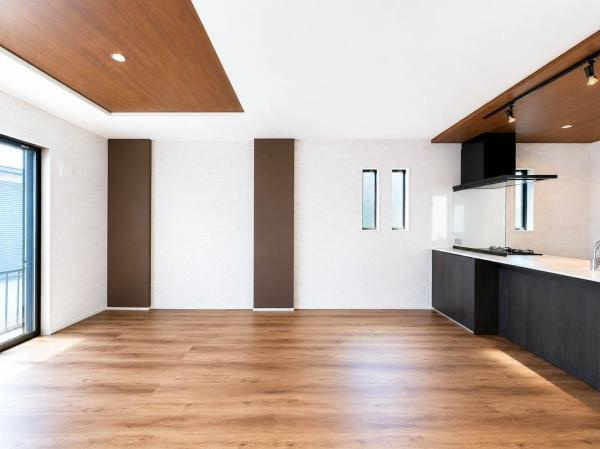 相模原市南区御園３丁目の新築一戸建の居間・リビング|キッチンからリビング全体を見渡せる開放的な間取りです。家具配置の自由度も高く、家族構成や暮らし方に合わせて空間をアレンジしやすい、心地よいLDKです。生活スタイルの変化にも対応しやすいです。