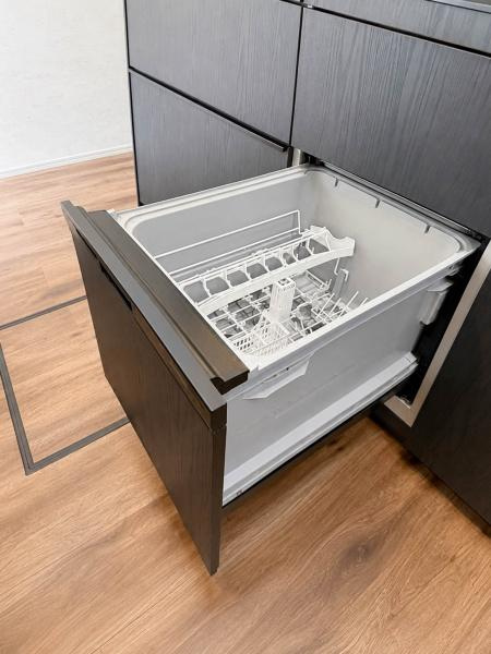 相模原市南区御園３丁目の新築一戸建のキッチン|ビルトイン食洗機を備えた使い勝手の良いキッチンです。毎日の洗い物の負担を軽減し、家事時間の短縮にもつながるため、忙しいご家庭にも嬉しい便利な設備です。節水にもつながりやすい点も魅力です。時短も魅力。