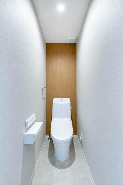 相模原市南区御園３丁目の新築一戸建のトイレ|落ち着いた配色でまとめた清潔感のあるトイレです。シンプルながら上品な雰囲気があり、毎日気持ちよく使える快適な設備空間として暮らしをしっかり支えます。来客時にも好印象な空間です。清潔感も魅力です。