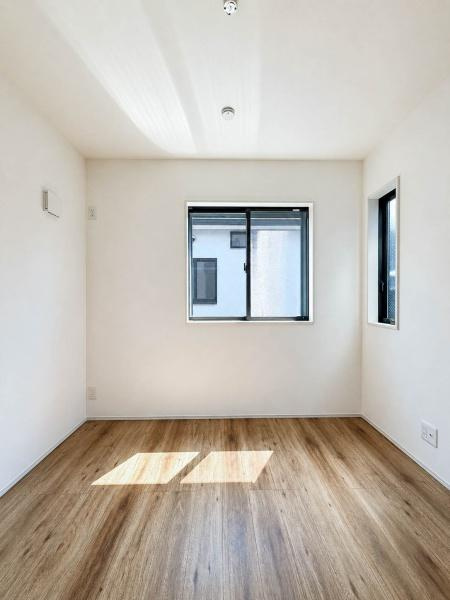 相模原市南区御園３丁目の新築一戸建の子供部屋|落ち着いた色調でまとめられた洋室です。収納も備えており、寝室や書斎、子ども部屋など家族構成やライフスタイルの変化に合わせて柔軟に使える一室です。家具も合わせやすいシンプルな空間です。実用性も魅力です。