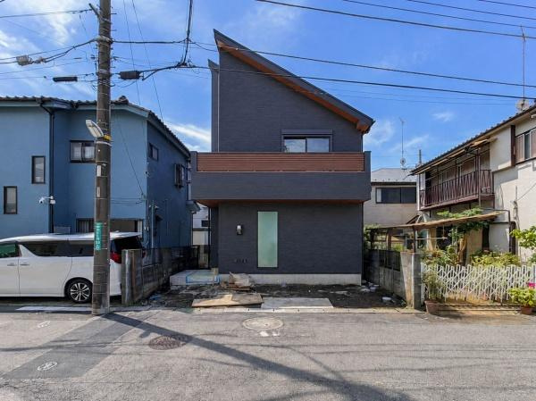 相模原市南区御園３丁目の新築一戸建の前面道路含む現地写真|前面道路からもすっきり望めるスタイリッシュな外観です。重厚感のある色使いと端正なデザインが住まい全体の上質感を引き立て、存在感ある佇まいを演出します。帰宅するたびに愛着が深まる外観です。上質さも魅力。