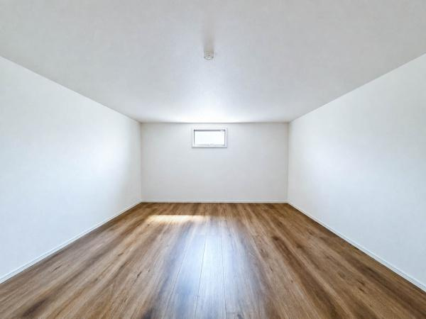 相模原市南区御園３丁目の新築一戸建の収納|固定階段で昇り降りしやすい約7.5帖の大型ロフト。季節物や大型荷物をたっぷり収納できるほか、趣味スペースや書斎などにも活用可能。居住空間をすっきり保ちながら、暮らしの幅を広げてくれる便利な空間です。