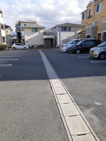 アーバンリーム壱番館の駐車場