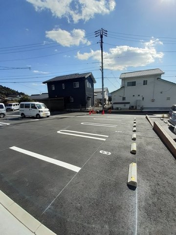 リヴァーサ御堀Ⅱの駐車場