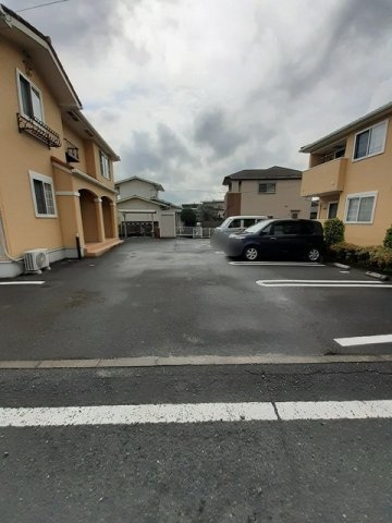 ボヌール弐番館の駐車場
