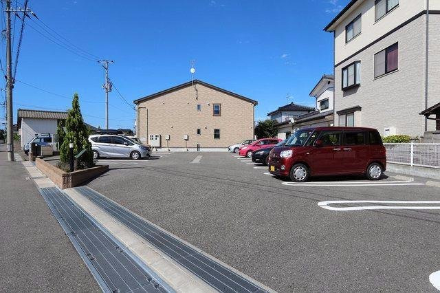 ブリーゼ小張木Ⅰの駐車場