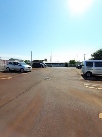 ホワイトパレスの駐車場