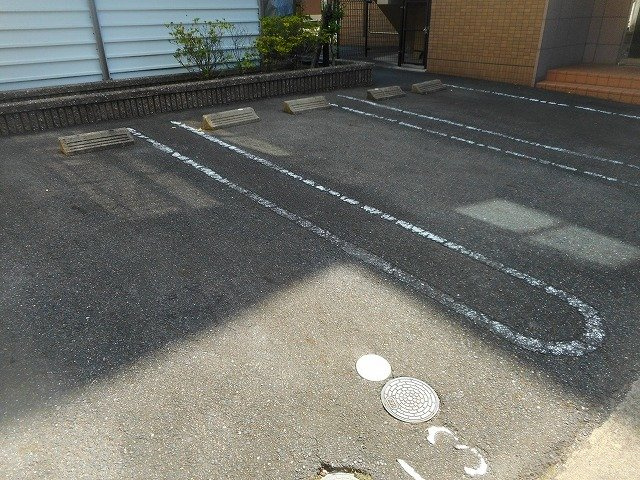 メゾンカルムの駐車場