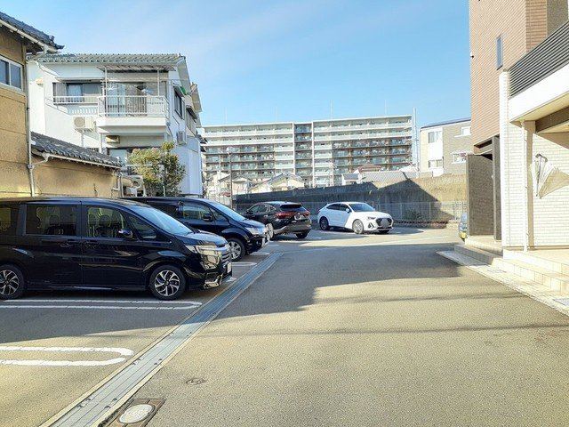 サニーレジデンス西三国Ｈの駐車場