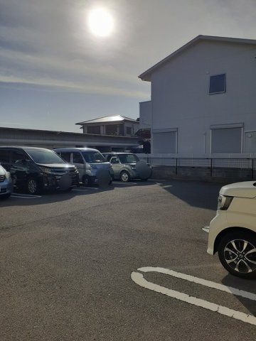 クローバー　コリーヌの駐車場