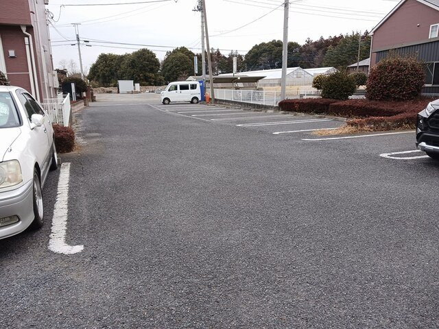 レーベンツォーネⅢの駐車場