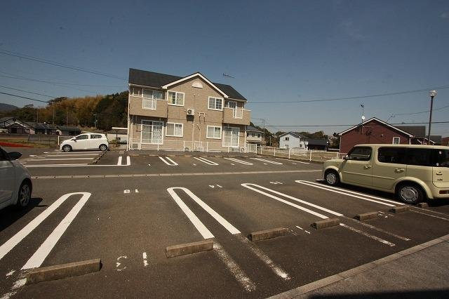 ラフィネ花瀬　参番館の駐車場