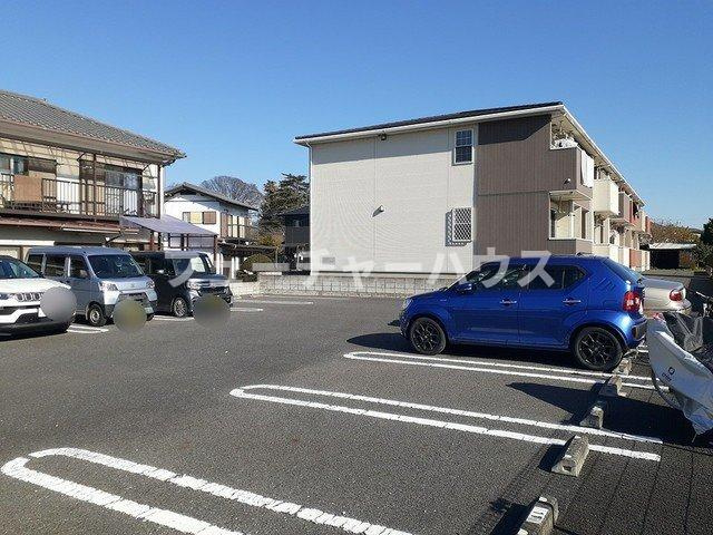 フェリーチェ　レナール　Ⅱの駐車場|車をお持ちの方に嬉しい駐車場付きの物件です