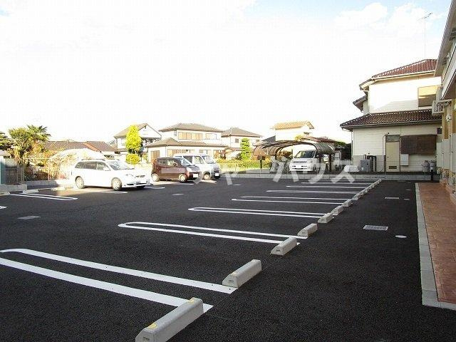 ラルーチェの駐車場