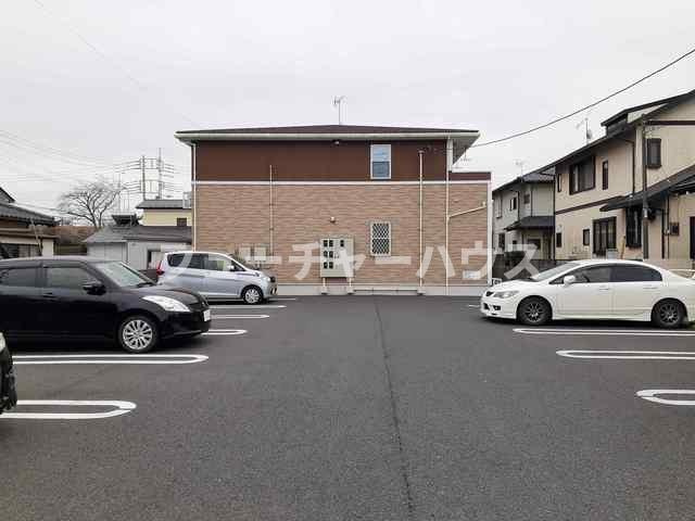 アルモニーの駐車場
