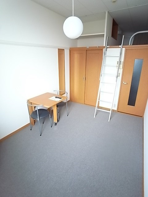 レオパレス甲東園の居間・リビング