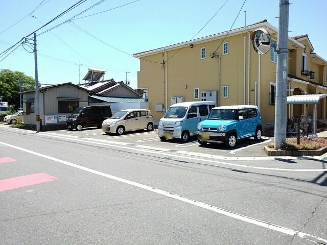 フルールの駐車場