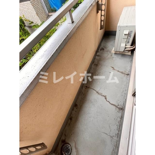 スプリングヒルズのバルコニー|同建物内別のお部屋の参考写真になります。