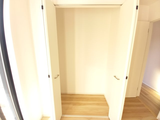 水戸市酒門町16期の収納|洋室にもしっかりとした収納があり、すっきりお部屋をお使いいただけます。