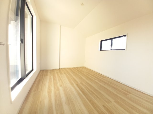 水戸市酒門町16期の洋室|フローリングの部屋は家具やインテリアともマッチしてお洒落感が出やすく身の周りの整理がしやすく魅力的です～♪