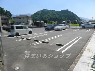 アンソレイエ　ヴィラ　Ⅱの駐車場