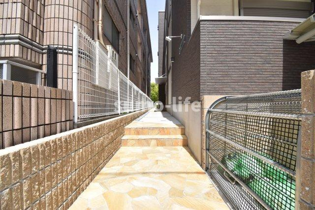 フジパレス東園田ウエストのエントランス