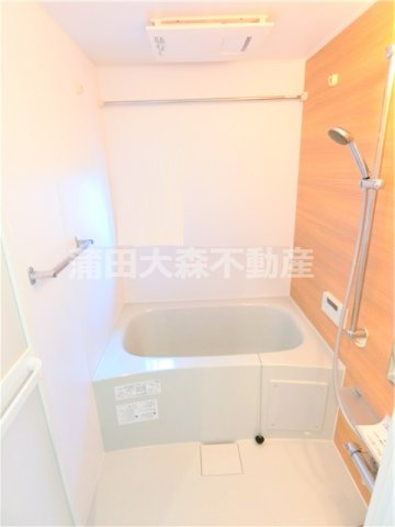 Casa de Paz Kamataの浴室|窓と追焚+浴室乾燥機付きのお風呂　バスルーム