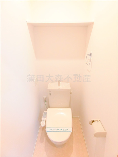 Casa de Paz Kamataのトイレ|棚と温水洗浄便座付きのトイレ